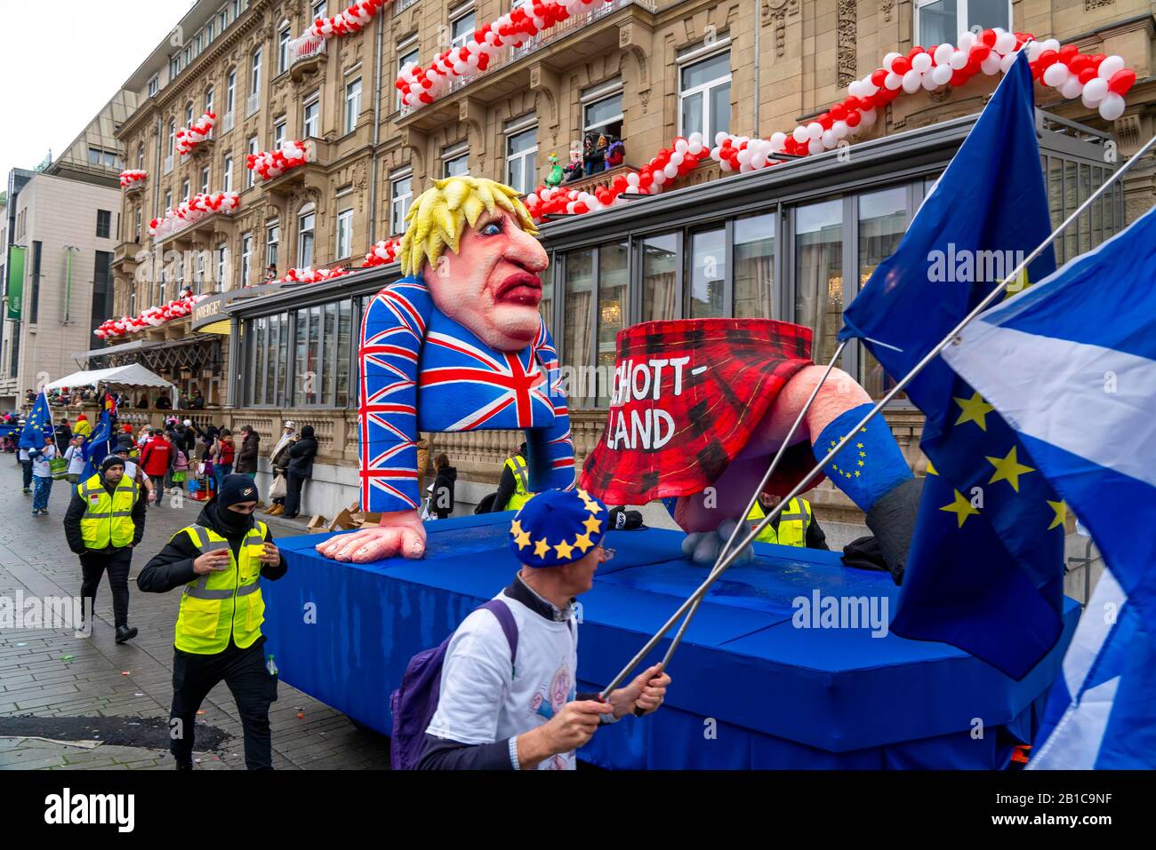 Shrove Montagszug in DŸsseldorf, Straßenkarneval, Motiv schwebt im Karneval, von cartwright Jacques Tilly, satirischer Floß Brexit, Schottland verlässt Stockfoto