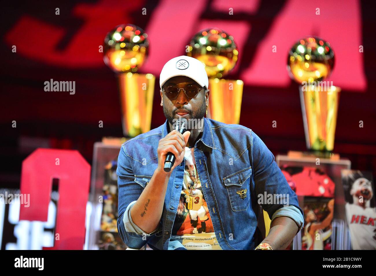 Miami, FL, USA. Februar 2020. Dwyane Wade bespricht, während Einer frühen Vorführung von Imagine Entertainment und der endgültigen Dwyane Wade Dokumentation von ESPN Films eine Dokumentation von Wade zu erstellen, die das Leben des Stars auf und abseits des Gerichts mit nie zuvor gesehenen Aufnahmen aufzeichnet, die Gatorade Zero in der AmericanAirlines Arena am 23. Februar 2020 in Miami, Florida, vorstellte. Kredit: Mpi10/Media Punch/Alamy Live News Stockfoto