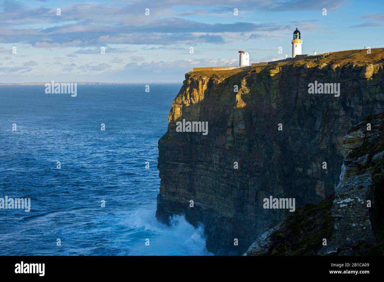 Die Klippen und der Leuchtturm auf Dunnet Head, Caithness, Schottland, Großbritannien. Stockfoto
