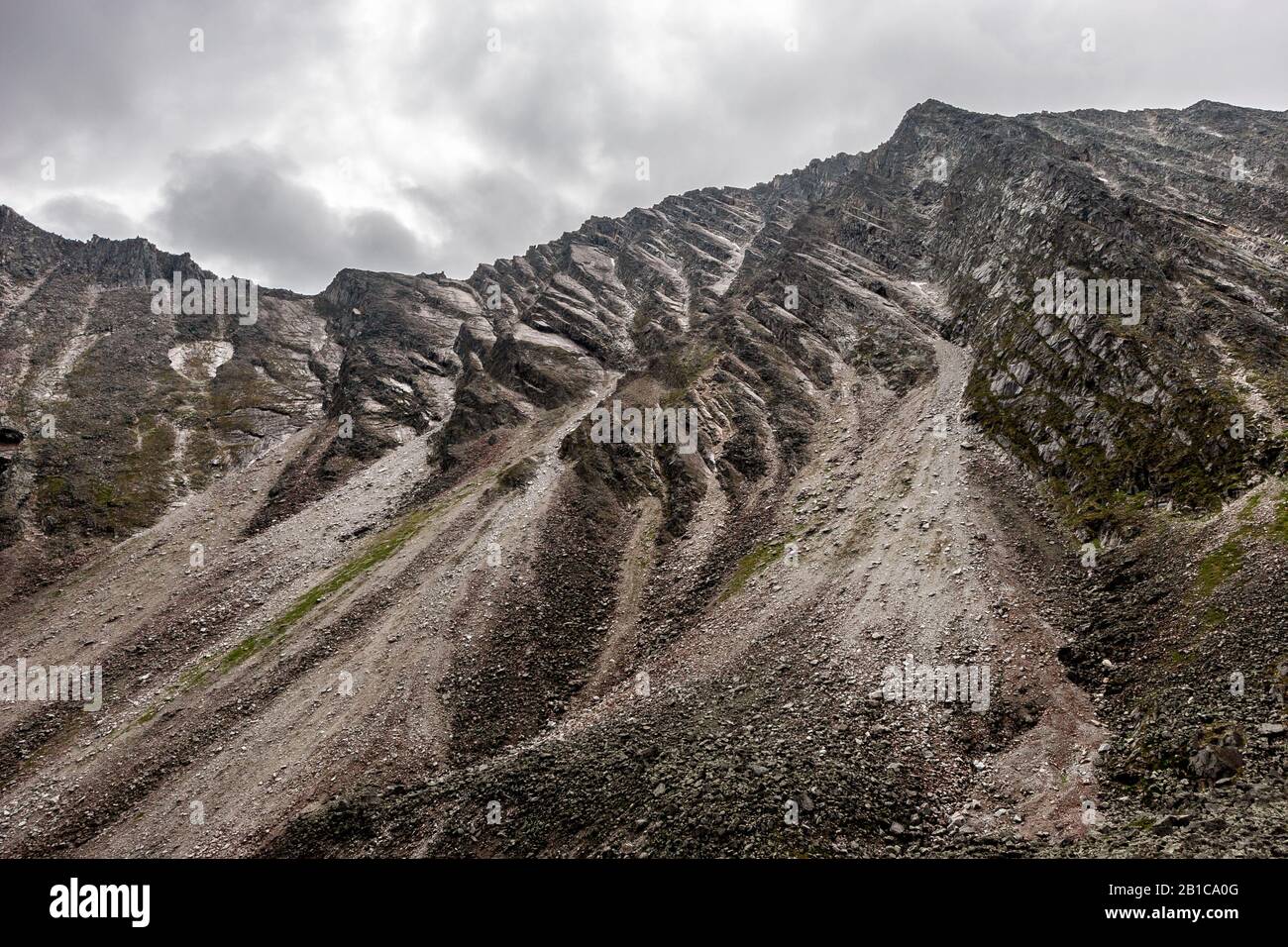 Schöner Felsen in den Bergen. Viele zerbröckelte Steine. Der Himmel ist übergossen. Horizontal. Stockfoto