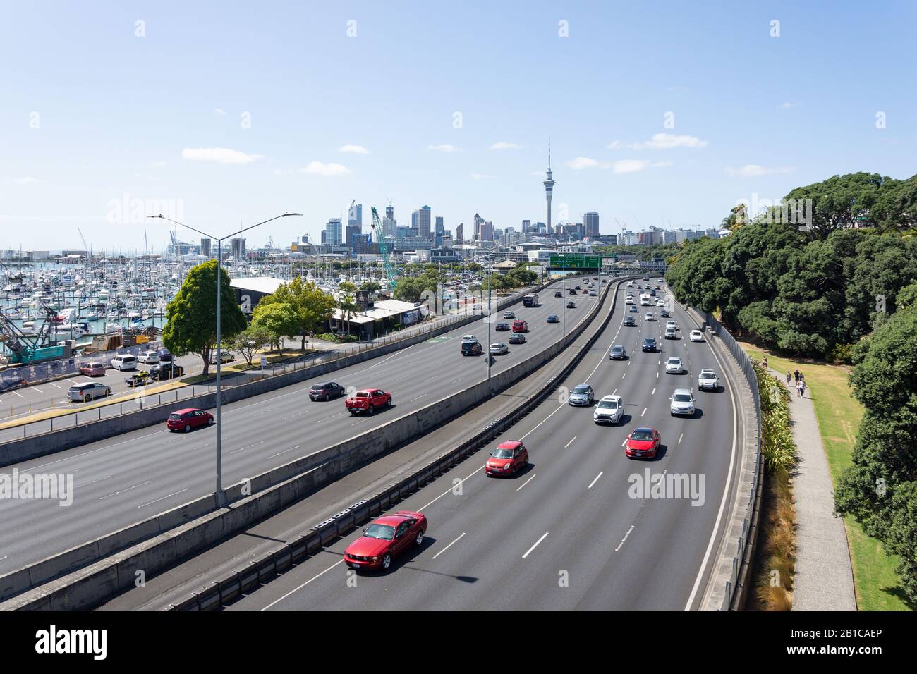 Blick auf die Stadt und die Northern Motorway, Westhaven, Auckland, Auckland Region, Neuseeland Stockfoto