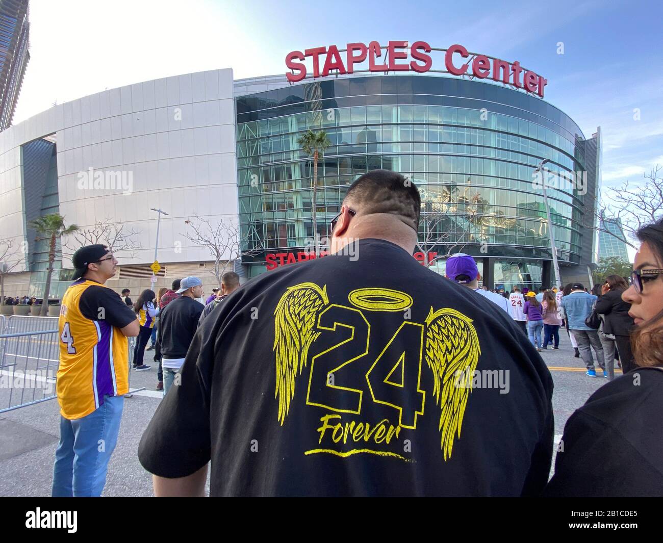 Los Angeles, USA. Februar 2020. Eine Feier zum Life Memorial im Staples Center. Zwanzigtausend Menschen nahmen an der Gedenkveranstaltung zur Ehrung von L.A. Laker Kobe Bryant und 8 weitere, die mit ihm bei einem Hubschrauberabsturz ums Leben kamen. 24.02.2020 Los Angeles, CA USA (Foto von Ted Soqui/SIPA USA) Credit: SIPA USA/Alamy Live News Stockfoto