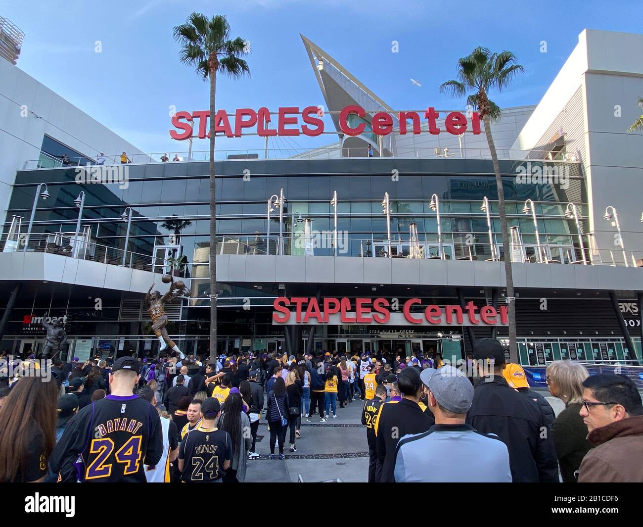 Los Angeles, USA. Februar 2020. Eine Feier zum Life Memorial im Staples Center. Zwanzigtausend Menschen nahmen an der Gedenkveranstaltung zur Ehrung von L.A. Laker Kobe Bryant und 8 weitere, die mit ihm bei einem Hubschrauberabsturz ums Leben kamen. 24.02.2020 Los Angeles, CA USA (Foto von Ted Soqui/SIPA USA) Credit: SIPA USA/Alamy Live News Stockfoto