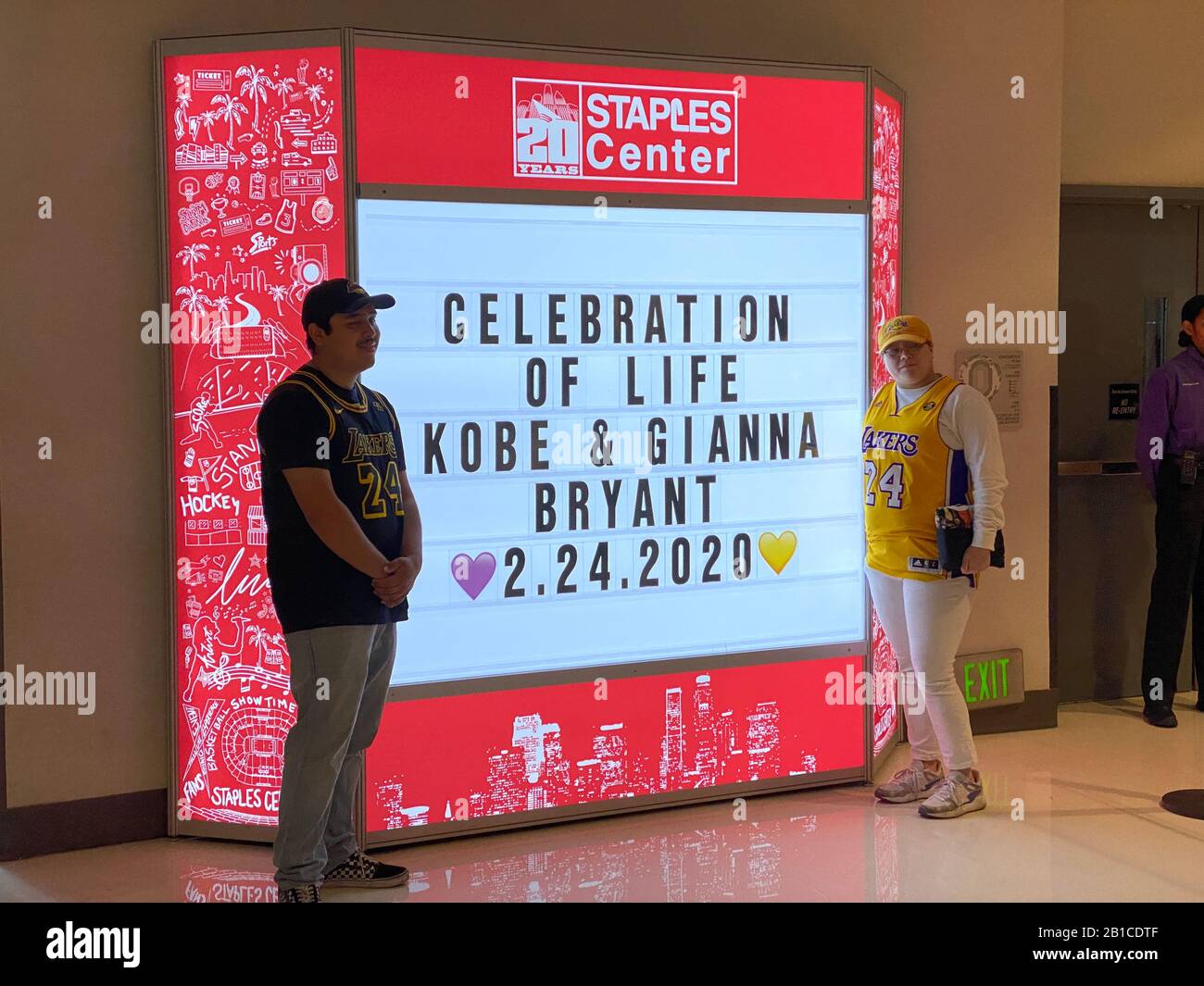 Los Angeles, USA. Februar 2020. Eine Feier zum Life Memorial im Staples Center. Zwanzigtausend Menschen nahmen an der Gedenkveranstaltung zur Ehrung von L.A. Laker Kobe Bryant und 8 weitere, die mit ihm bei einem Hubschrauberabsturz ums Leben kamen. 24.02.2020 Los Angeles, CA USA (Foto von Ted Soqui/SIPA USA) Credit: SIPA USA/Alamy Live News Stockfoto