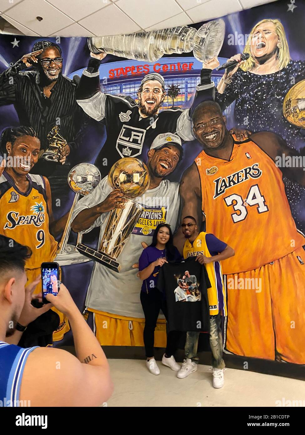 Los Angeles, USA. Februar 2020. Eine Feier zum Life Memorial im Staples Center. Zwanzigtausend Menschen nahmen an der Gedenkveranstaltung zur Ehrung von L.A. Laker Kobe Bryant und 8 weitere, die mit ihm bei einem Hubschrauberabsturz ums Leben kamen. 24.02.2020 Los Angeles, CA USA (Foto von Ted Soqui/SIPA USA) Credit: SIPA USA/Alamy Live News Stockfoto