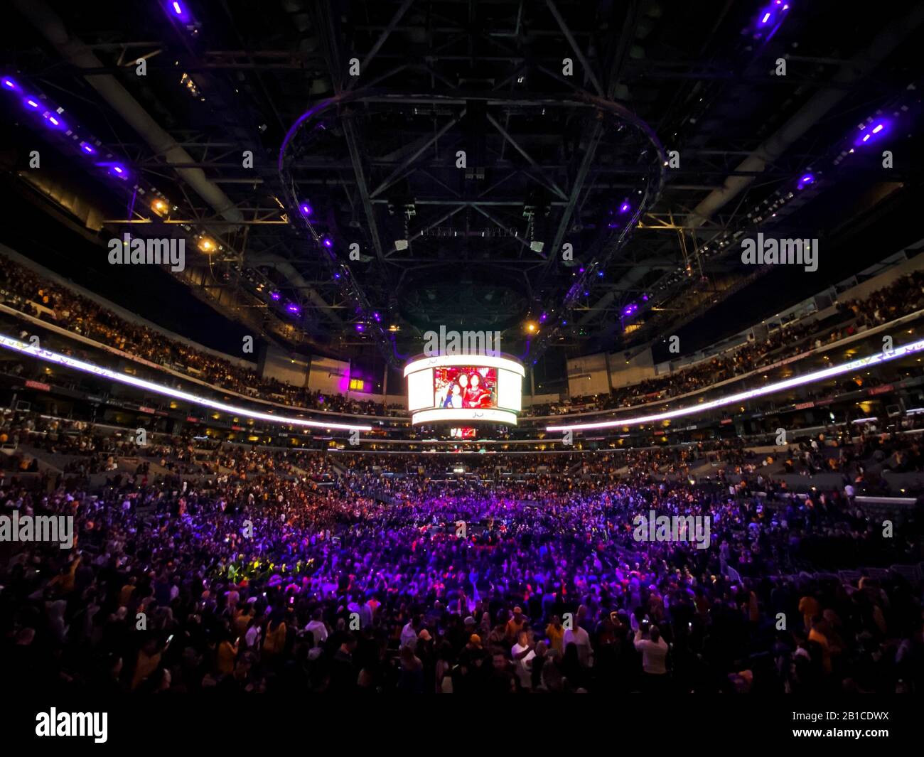 Los Angeles, USA. Februar 2020. Eine Feier zum Life Memorial im Staples Center. Zwanzigtausend Menschen nahmen an der Gedenkveranstaltung zur Ehrung von L.A. Laker Kobe Bryant und 8 weitere, die mit ihm bei einem Hubschrauberabsturz ums Leben kamen. 24.02.2020 Los Angeles, CA USA (Foto von Ted Soqui/SIPA USA) Credit: SIPA USA/Alamy Live News Stockfoto
