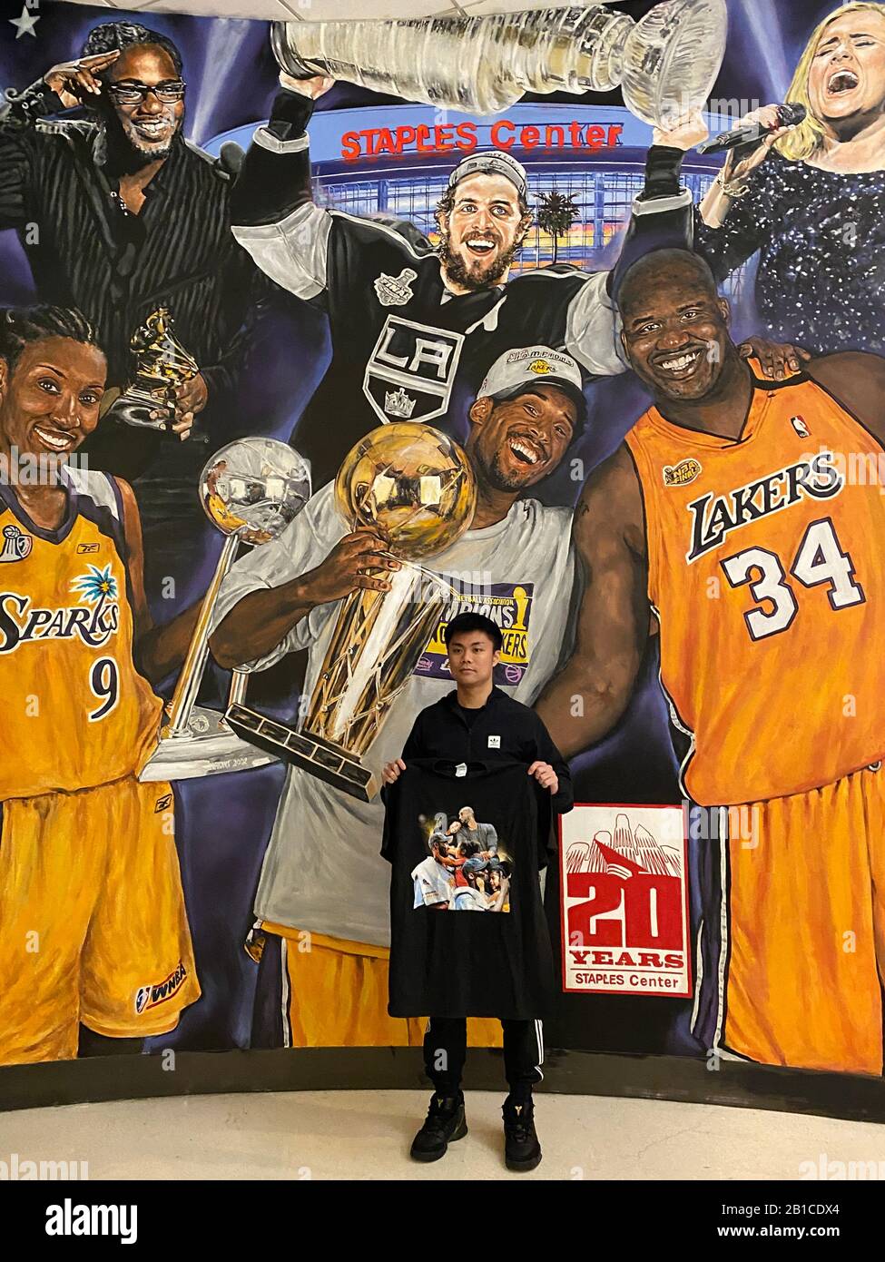 Los Angeles, USA. Februar 2020. Eine Feier zum Life Memorial im Staples Center. Zwanzigtausend Menschen nahmen an der Gedenkveranstaltung zur Ehrung von L.A. Laker Kobe Bryant und 8 weitere, die mit ihm bei einem Hubschrauberabsturz ums Leben kamen. 24.02.2020 Los Angeles, CA USA (Foto von Ted Soqui/SIPA USA) Credit: SIPA USA/Alamy Live News Stockfoto