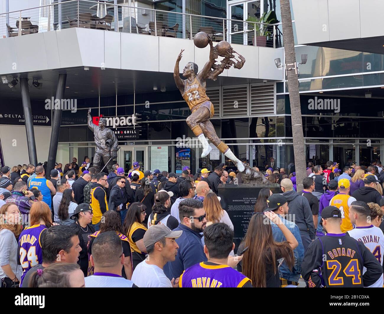 Los Angeles, USA. Februar 2020. Eine Feier zum Life Memorial im Staples Center. Zwanzigtausend Menschen nahmen an der Gedenkveranstaltung zur Ehrung von L.A. Laker Kobe Bryant und 8 weitere, die mit ihm bei einem Hubschrauberabsturz ums Leben kamen. 24.02.2020 Los Angeles, CA USA (Foto von Ted Soqui/SIPA USA) Credit: SIPA USA/Alamy Live News Stockfoto