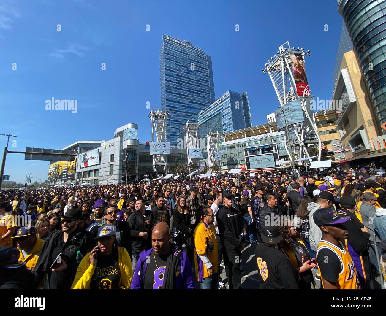 Los Angeles, USA. Februar 2020. Eine Feier zum Life Memorial im Staples Center. Zwanzigtausend Menschen nahmen an der Gedenkveranstaltung zur Ehrung von L.A. Laker Kobe Bryant und 8 weitere, die mit ihm bei einem Hubschrauberabsturz ums Leben kamen. 24.02.2020 Los Angeles, CA USA (Foto von Ted Soqui/SIPA USA) Credit: SIPA USA/Alamy Live News Stockfoto