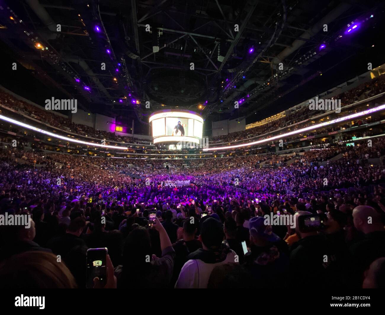 Los Angeles, USA. Februar 2020. Eine Feier zum Life Memorial im Staples Center. Zwanzigtausend Menschen nahmen an der Gedenkveranstaltung zur Ehrung von L.A. Laker Kobe Bryant und 8 weitere, die mit ihm bei einem Hubschrauberabsturz ums Leben kamen. 24.02.2020 Los Angeles, CA USA (Foto von Ted Soqui/SIPA USA) Credit: SIPA USA/Alamy Live News Stockfoto