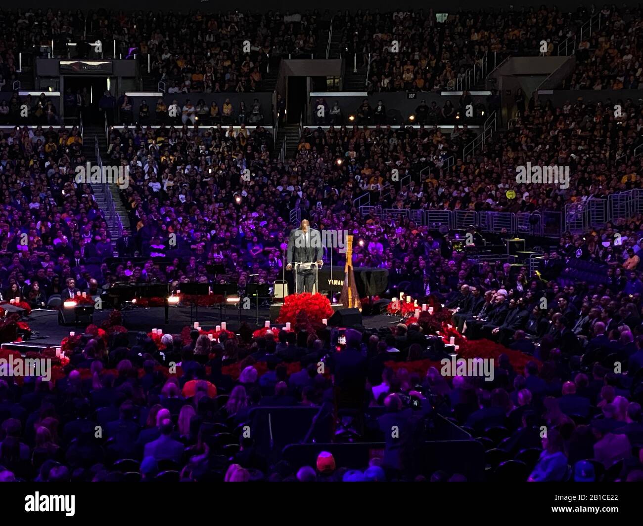 Los Angeles, USA. Februar 2020. Eine Feier zum Life Memorial im Staples Center. Zwanzigtausend Menschen nahmen an der Gedenkveranstaltung zur Ehrung von L.A. Laker Kobe Bryant und 8 weitere, die mit ihm bei einem Hubschrauberabsturz ums Leben kamen. Shaquille OÕNeal spricht bei der Veranstaltung. 24.02.2020 Los Angeles, CA USA (Foto von Ted Soqui/SIPA USA) Credit: SIPA USA/Alamy Live News Stockfoto