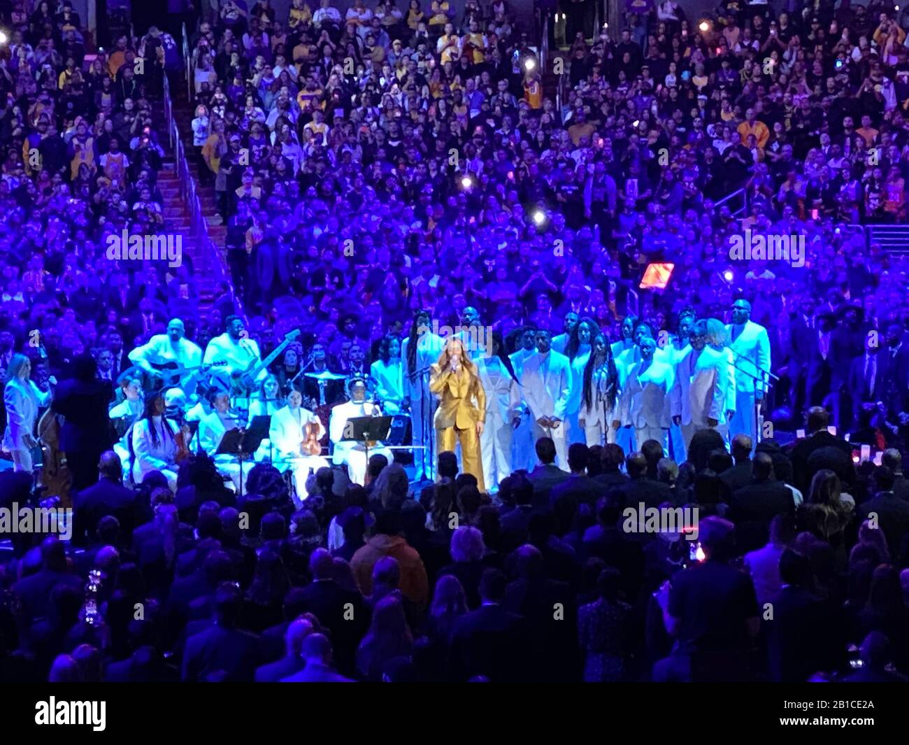 Los Angeles, USA. Februar 2020. Eine Feier zum Life Memorial im Staples Center. Zwanzigtausend Menschen nahmen an der Gedenkveranstaltung zur Ehrung von L.A. Laker Kobe Bryant und 8 weitere, die mit ihm bei einem Hubschrauberabsturz ums Leben kamen. Beyonce eröffnet die Gedenkstätte mit einer Signierleistung. 24.02.2020 Los Angeles, CA USA (Foto von Ted Soqui/SIPA USA) Credit: SIPA USA/Alamy Live News Stockfoto
