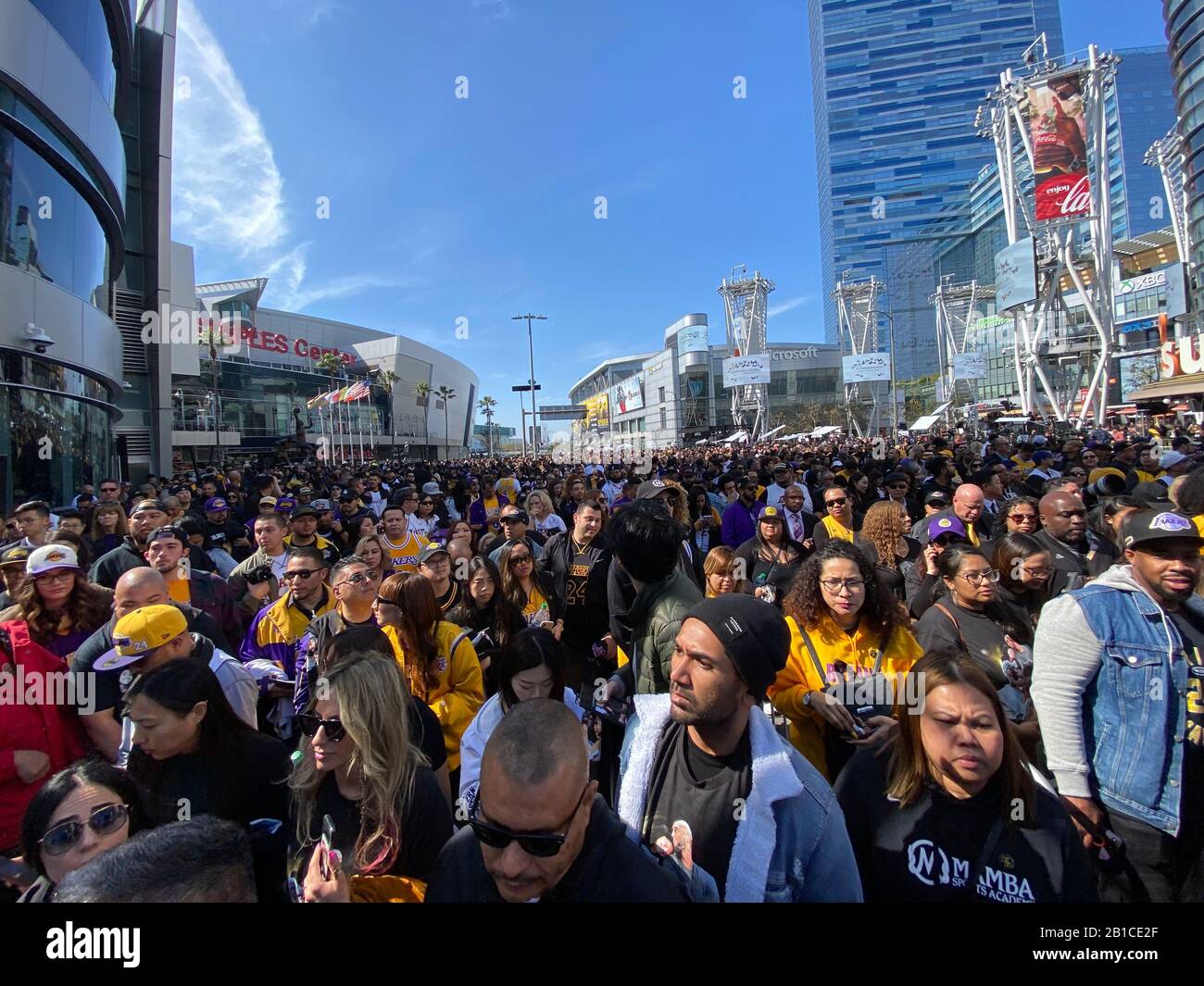 Los Angeles, USA. Februar 2020. Eine Feier zum Life Memorial im Staples Center. Zwanzigtausend Menschen nahmen an der Gedenkveranstaltung zur Ehrung von L.A. Laker Kobe Bryant und 8 weitere, die mit ihm bei einem Hubschrauberabsturz ums Leben kamen. 24.02.2020 Los Angeles, CA USA (Foto von Ted Soqui/SIPA USA) Credit: SIPA USA/Alamy Live News Stockfoto