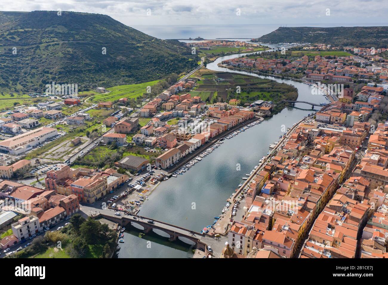 Luftbild der stadt bosa mit seinen farbigen Häusern und dem Schloss im Hintergrund Stockfoto