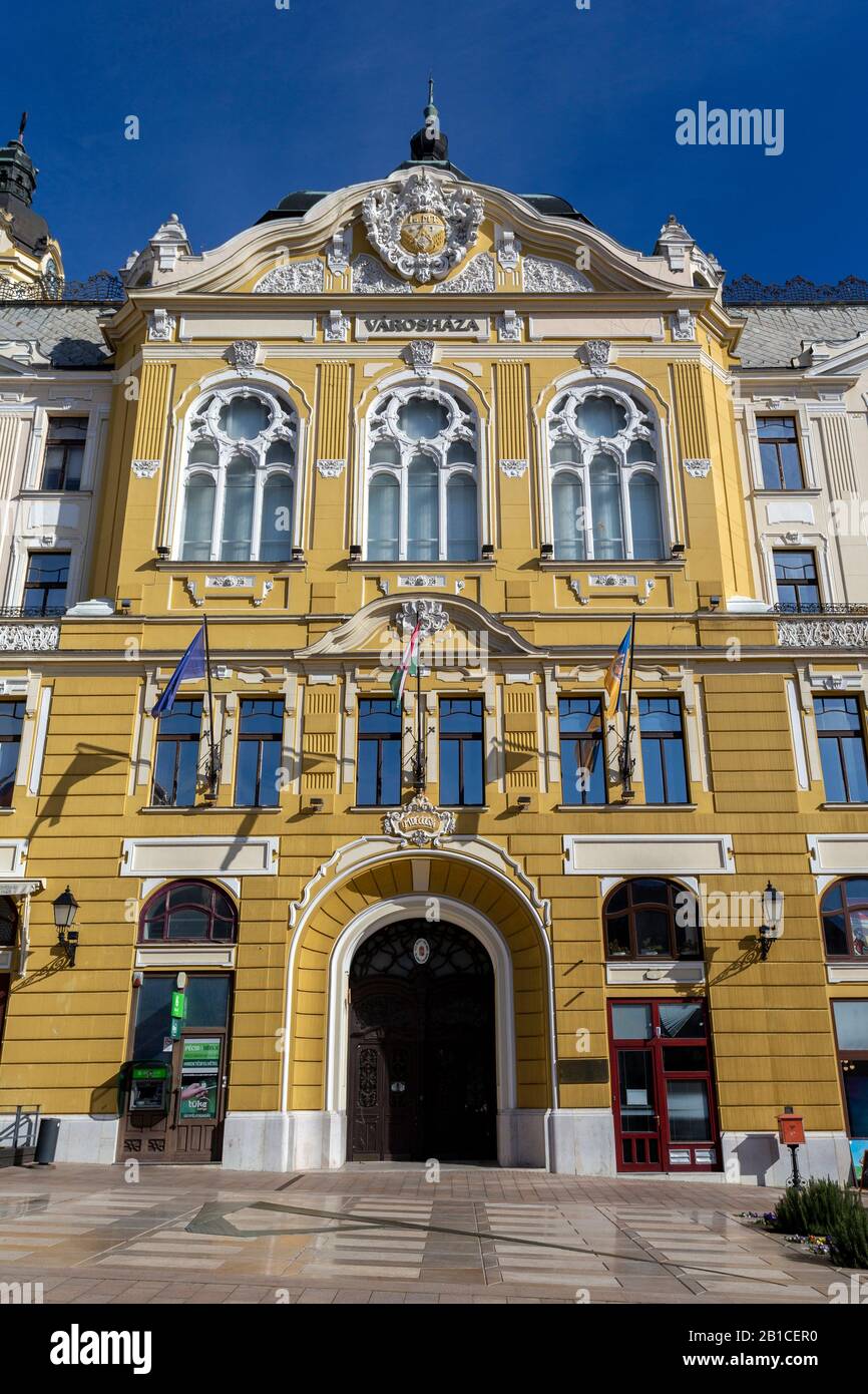 Das Rathaus von Pecs oder die Grafschaftshalle von Baranya in Pecs, Ungarn. Stockfoto