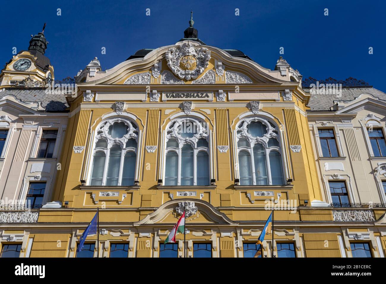 Das Rathaus von Pecs oder die Grafschaftshalle von Baranya in Pecs, Ungarn. Stockfoto