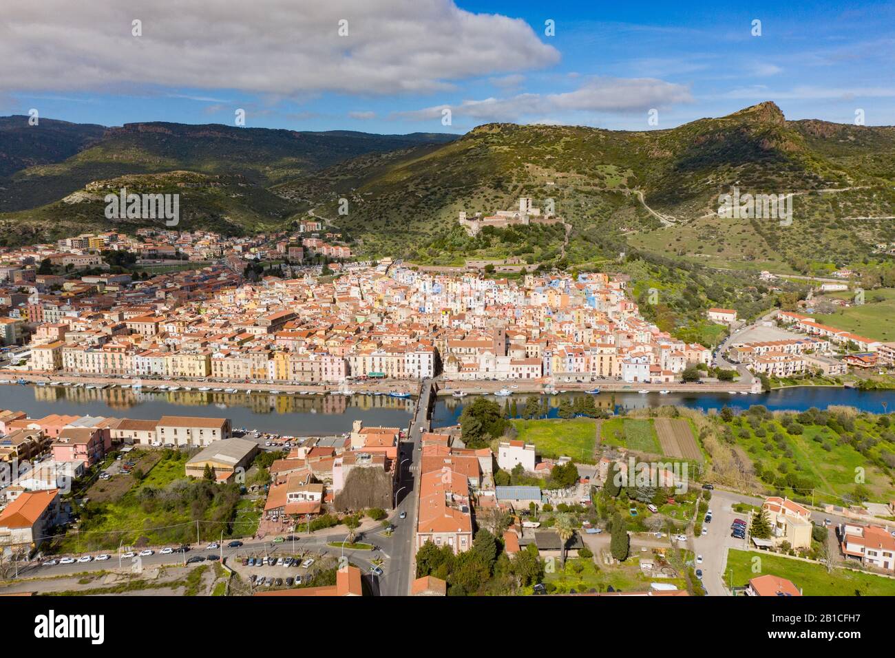 Luftbild der stadt bosa mit seinen farbigen Häusern und dem Schloss im