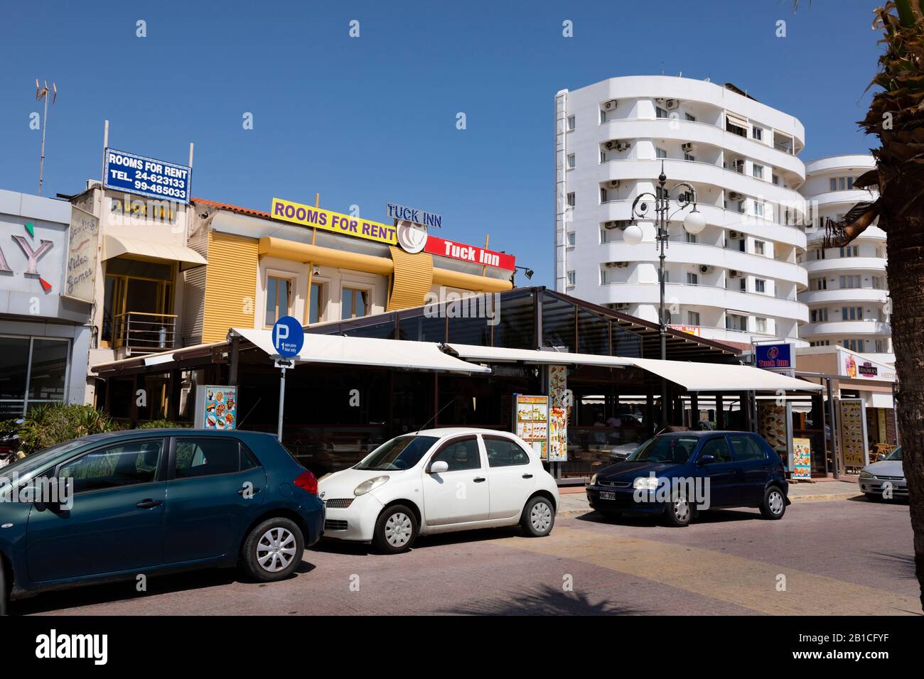 Geparkte Autos auf Finikoudes Promenade, Larnaca, Zypern. 2019 Stockfoto