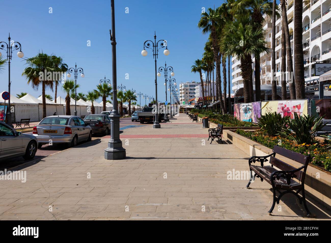 Geparkte Autos auf Finikoudes Promenade, Larnaca, Zypern. 2019 Stockfoto Geparkte Autos auf Finikoudes Promenade, Larnaca, Zypern. 2019 Stockfoto