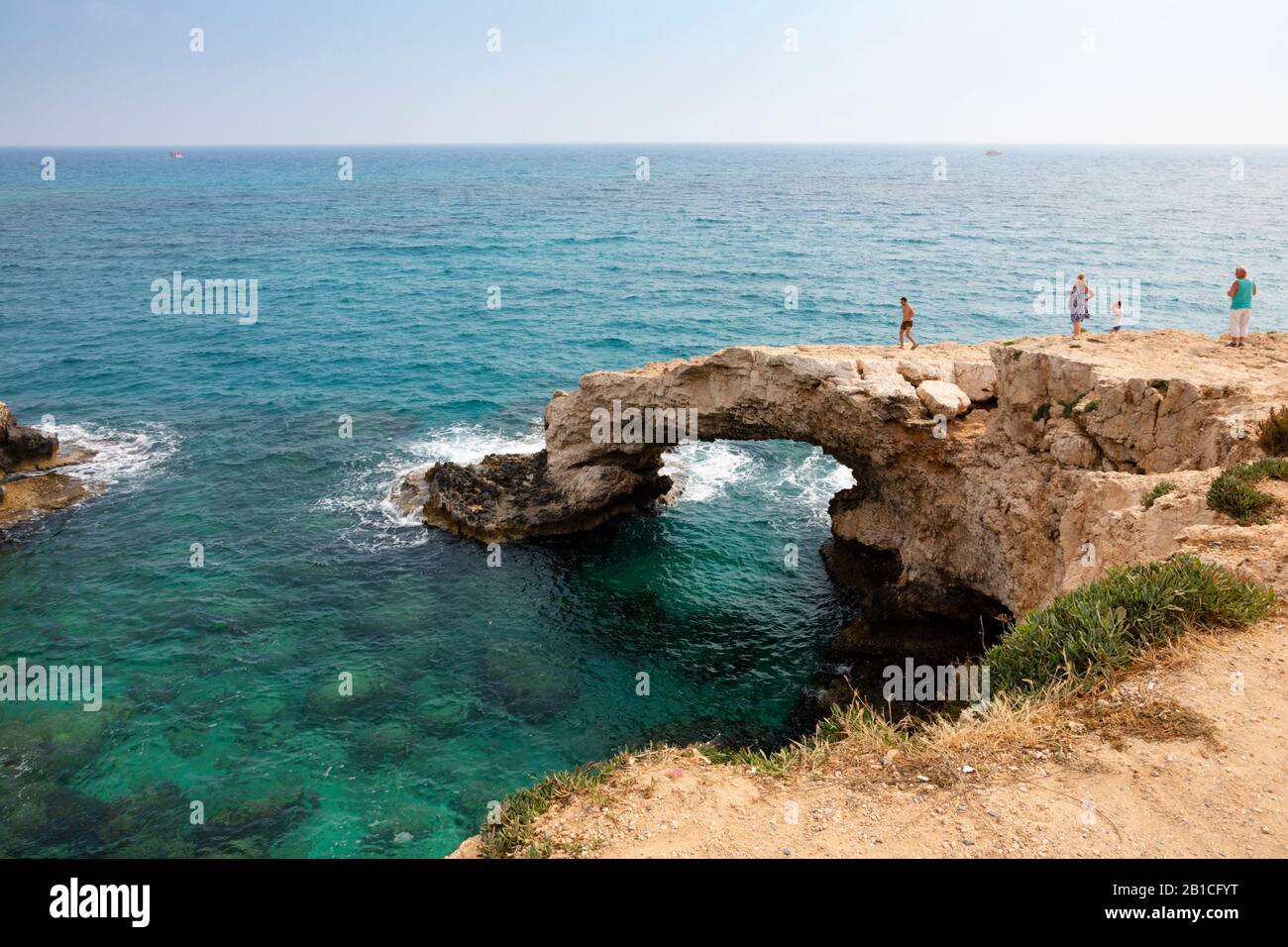 Meereshöhlen an der Liebesbrücke, Ayia Napa, Zypern. 2019 Stockfoto