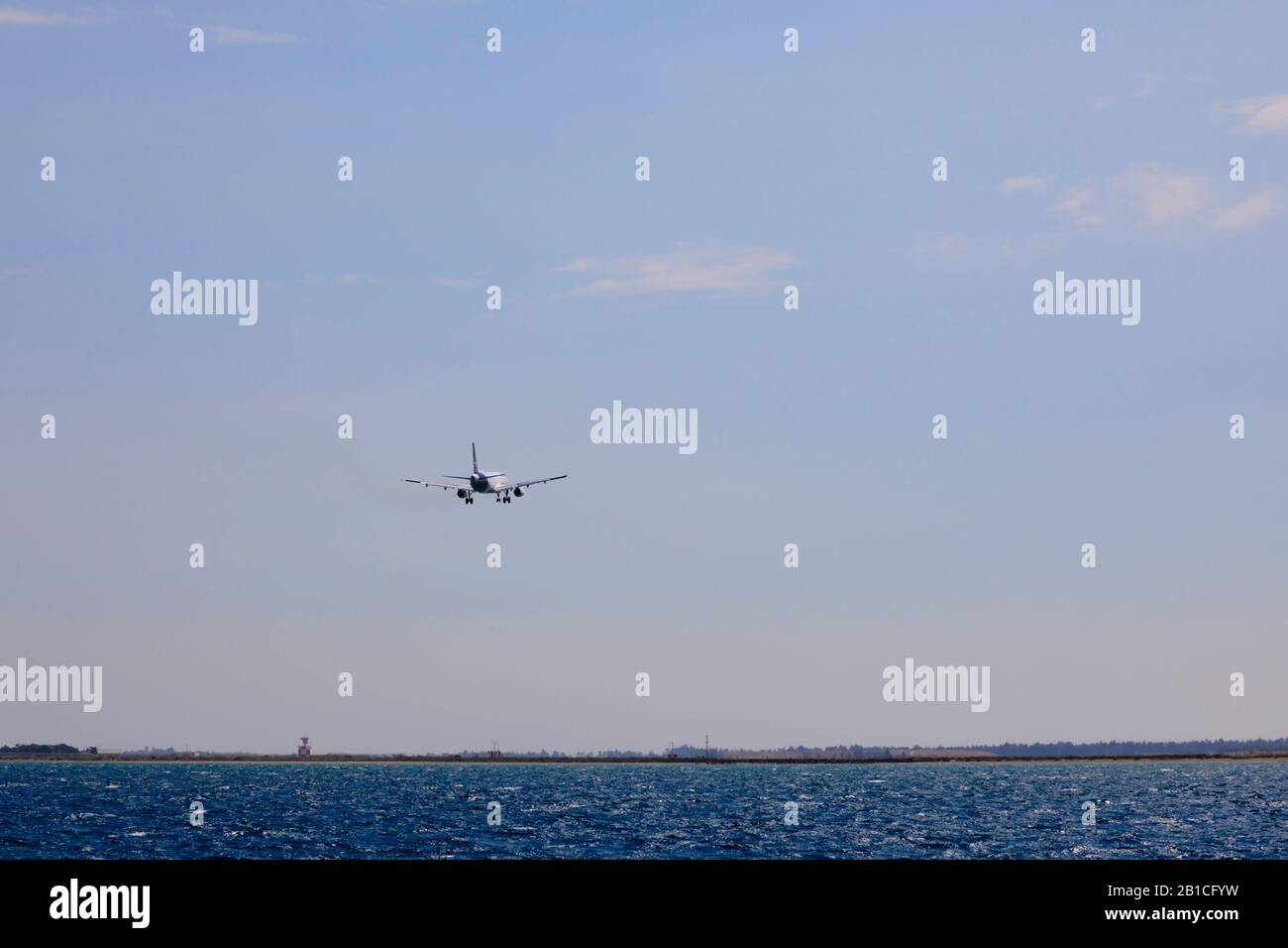 Lufthansa Airliner auf dem Weg über das Meer zum Flughafen Larnaca. Zypern. 2019 Stockfoto