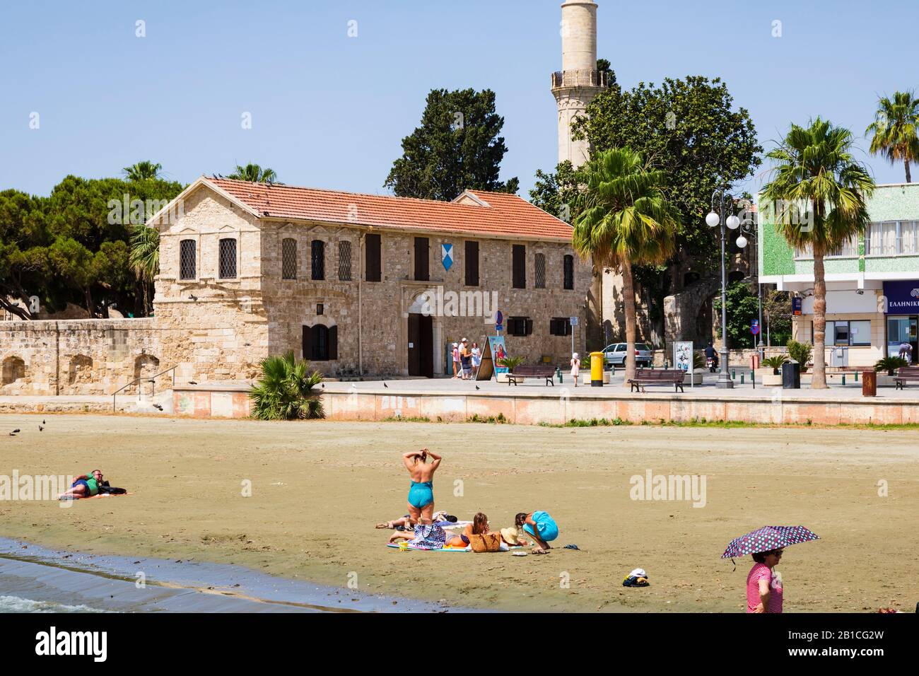 Touristen am Strand am Fort, Finikoudes, Larnaca. Zypern. 2019 Stockfoto