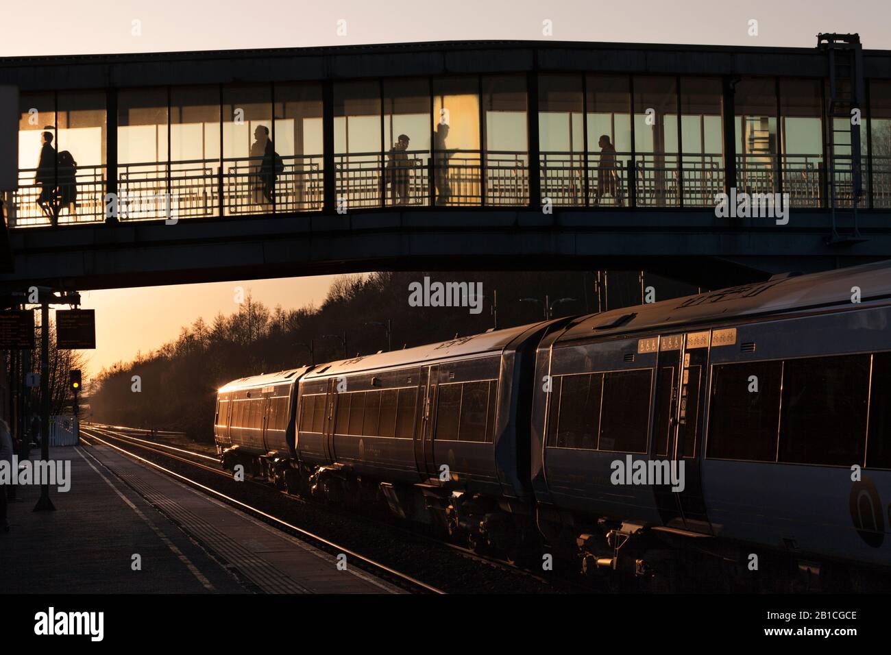 Arriva Northern Rail Bombardier Class 170 Turbostar Zugglätzungen bei Sonnenuntergang in Meadowhall Stockfoto