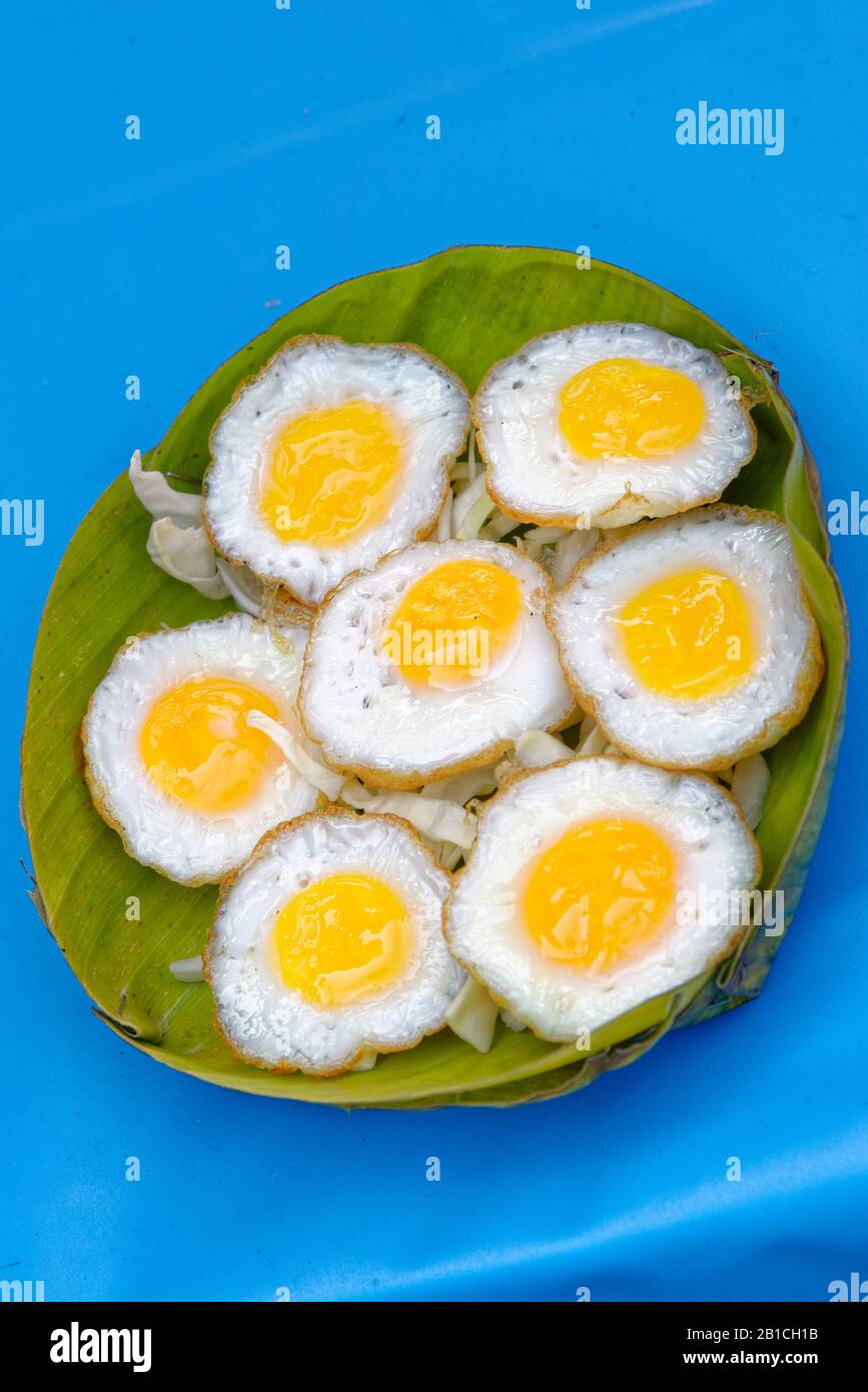 Traditionelle Thai Street Food Dessert, Kanom Krok oder Kokosnuss Reis Pfannkuchen. Close-up Street Food Hintergrund aus Thailand Stockfoto
