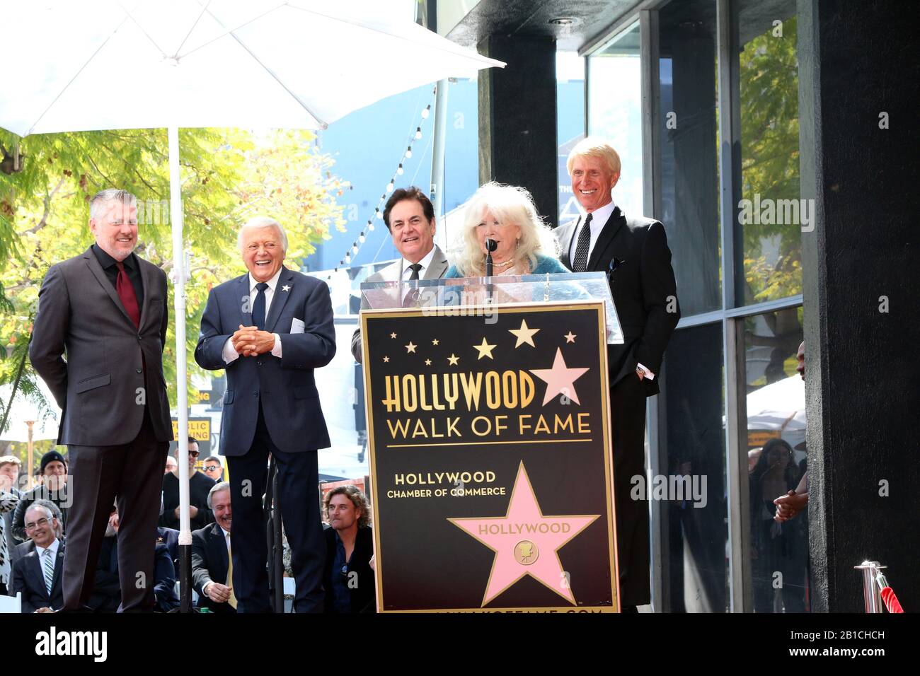 Februar 2020, Los Angeles, CA, USA: Los ANGELES - 24. FEBRUAR: Rob Gulack, Tony Butala, Bobby Poynton, Connie Stevens, Donovan Tea bei der Lettermen Star Zeremonie auf dem Hollywood Walk of Fame am 24. Februar 2019 in Los Angeles, CA (Credit Image: © Kay Blake/ZUMA Wire) Stockfoto