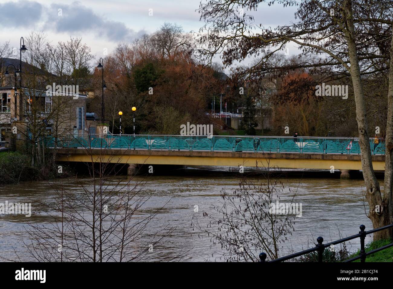 Hoher Wasserstand im Fluss Avon an Der Brücke, Chippenham, Wiltshire, Großbritannien Stockfoto