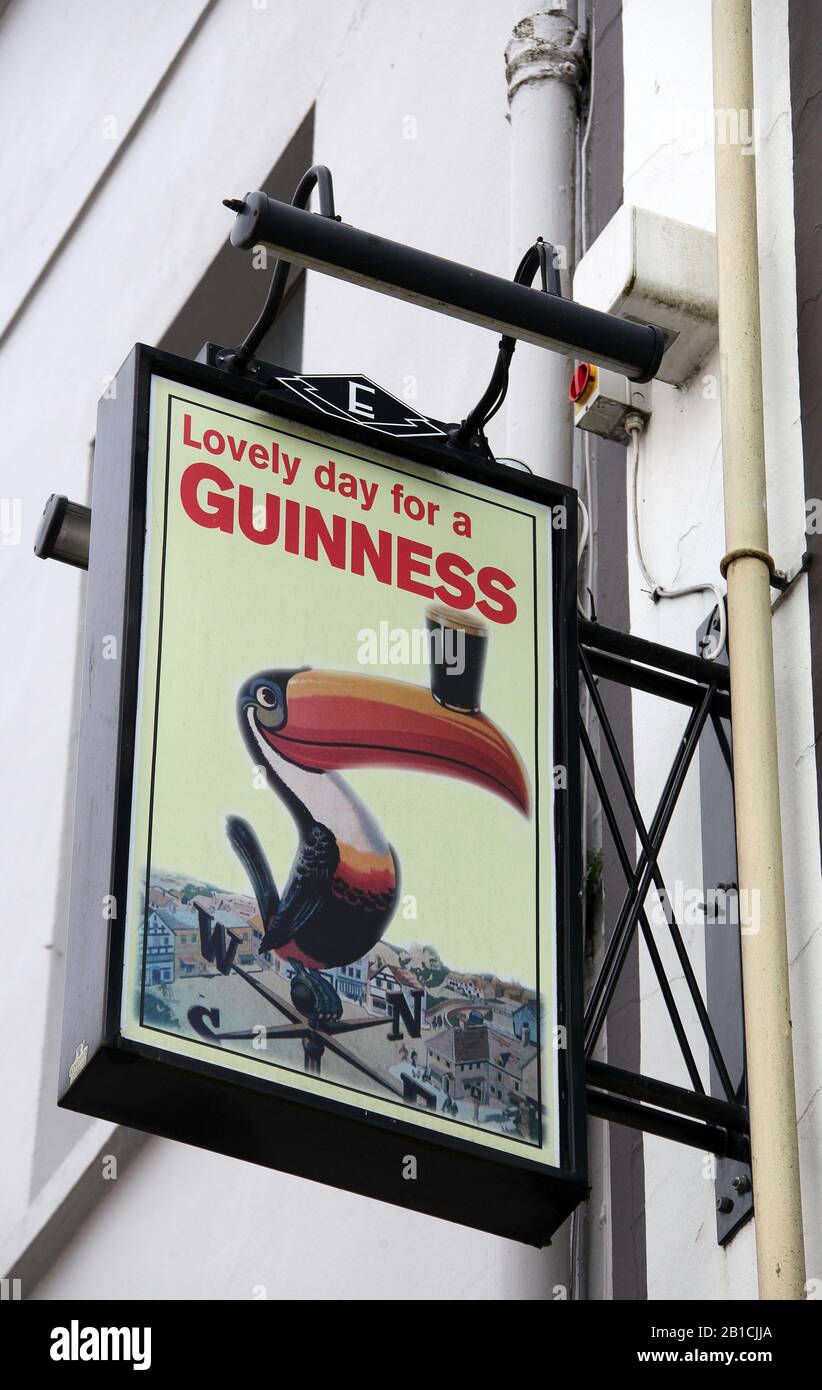 Schöner Tag für ein Guinness-Zeichen von John Gilroy in der irischen Stadt Cork Stockfoto