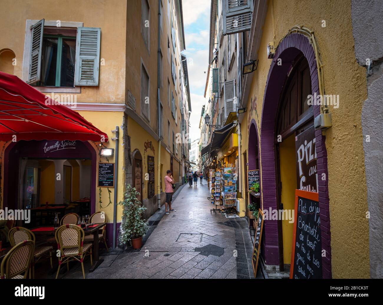 Touristen Shop eine sehr schmale Gasse voller Cafes und Geschäfte in der Altstadt von Nizza, Frankreich, an der Französischen Riviera. Stockfoto
