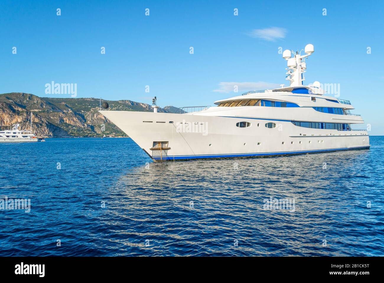 Eine Luxusyacht liegt direkt vor der Stadt Villefranche Sur Mer, Frankreich, an der Mittelmeerküste der französischen Riviera. Stockfoto