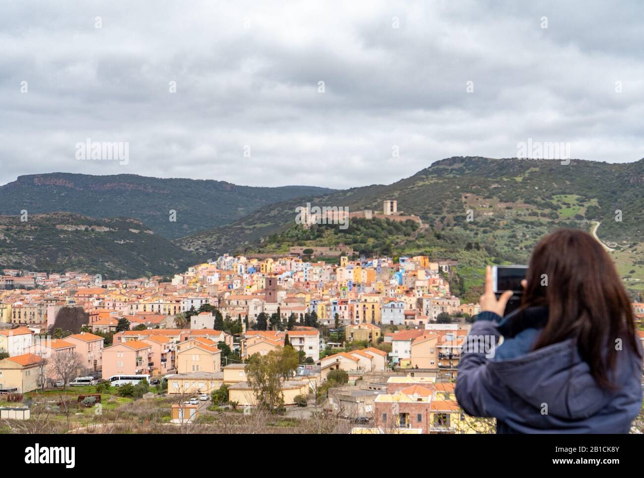 Luftbild der stadt bosa mit seinen farbigen Häusern und dem Schloss im Hintergrund Stockfoto