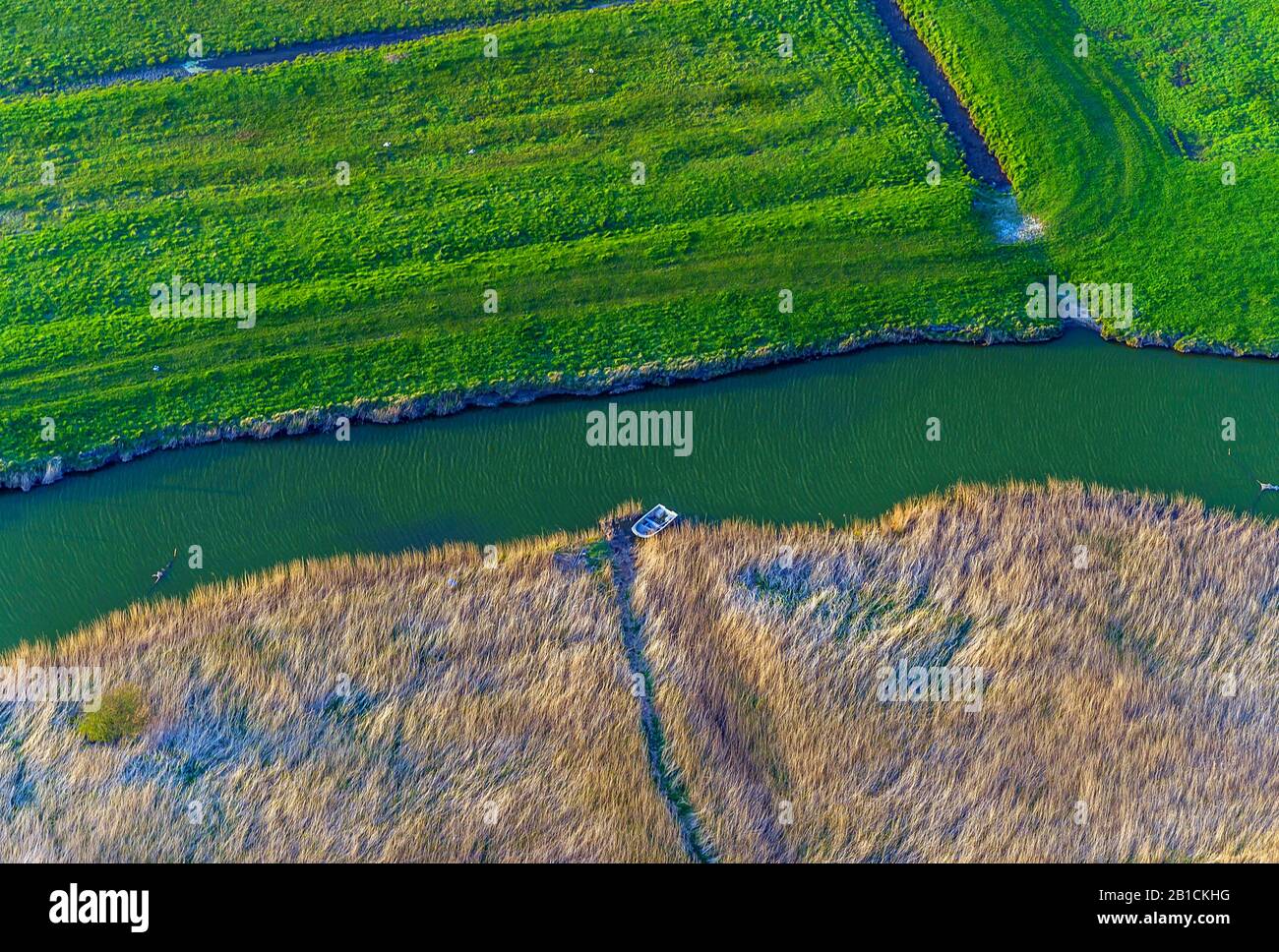 Luftbild eines Kanals mit Ruderboot, Deutschland, Schleswig-Holstein, Pellworm Stockfoto