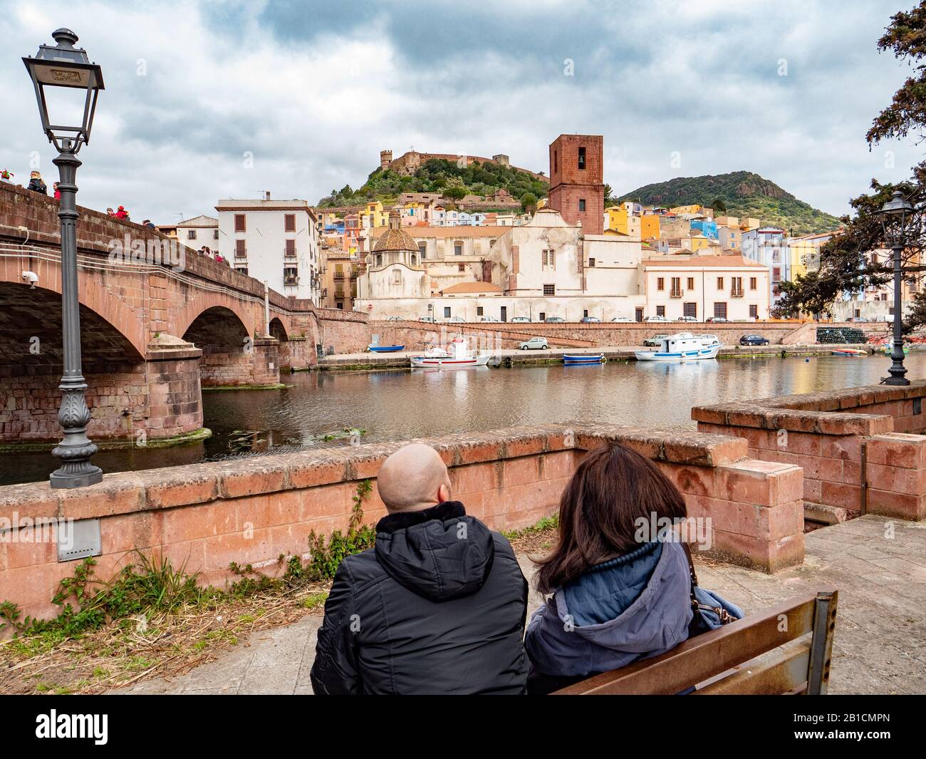 Luftbild der stadt bosa mit seinen farbigen Häusern und dem Schloss im Hintergrund Stockfoto