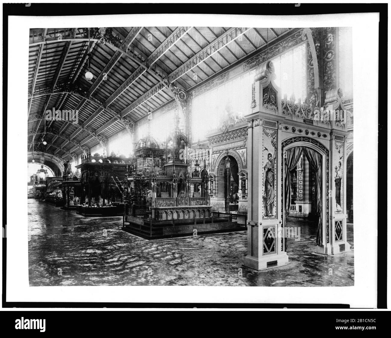 Galerie von Dreißig Metern, Blick auf den Altaraufsatz von der Kirche St. Ouen, und Haviland Ausstellung, Paris Exposition, 1889 Stockfoto
