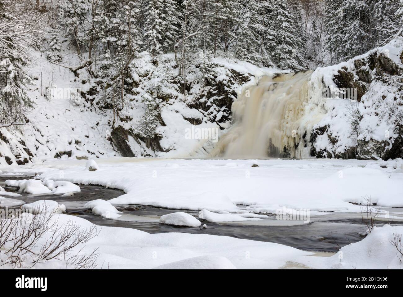 Wasserfall des Flusses Homla im Winter, Norwegen, Malvik Stockfoto