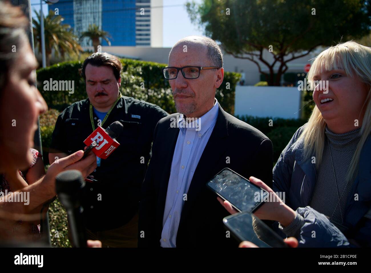 02192020 - Las Vegas, Nevada, USA: Tom Perez, Vorsitzender des Democratic National Committee, spricht mit den Medien, nachdem sich demokratische Präsidenten-Hoffnungsträger mit Mitgliedern der Culinary Workers Union Local 226 außerhalb des Palms Casino in Las Vegas, Mittwoch, 19. Februar 2020, der Picket-Linie angeschlossen hatten. Stockfoto