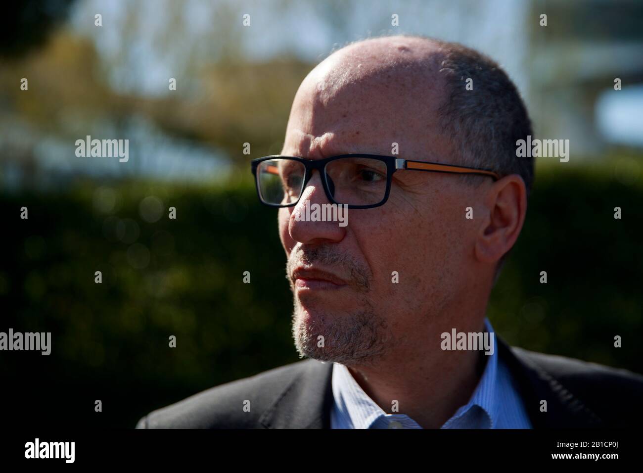 02192020 - Las Vegas, Nevada, USA: Tom Perez, Vorsitzender des Democratic National Committee, spricht mit den Medien, nachdem sich demokratische Präsidenten-Hoffnungsträger mit Mitgliedern der Culinary Workers Union Local 226 außerhalb des Palms Casino in Las Vegas, Mittwoch, 19. Februar 2020, der Picket-Linie angeschlossen hatten. Stockfoto