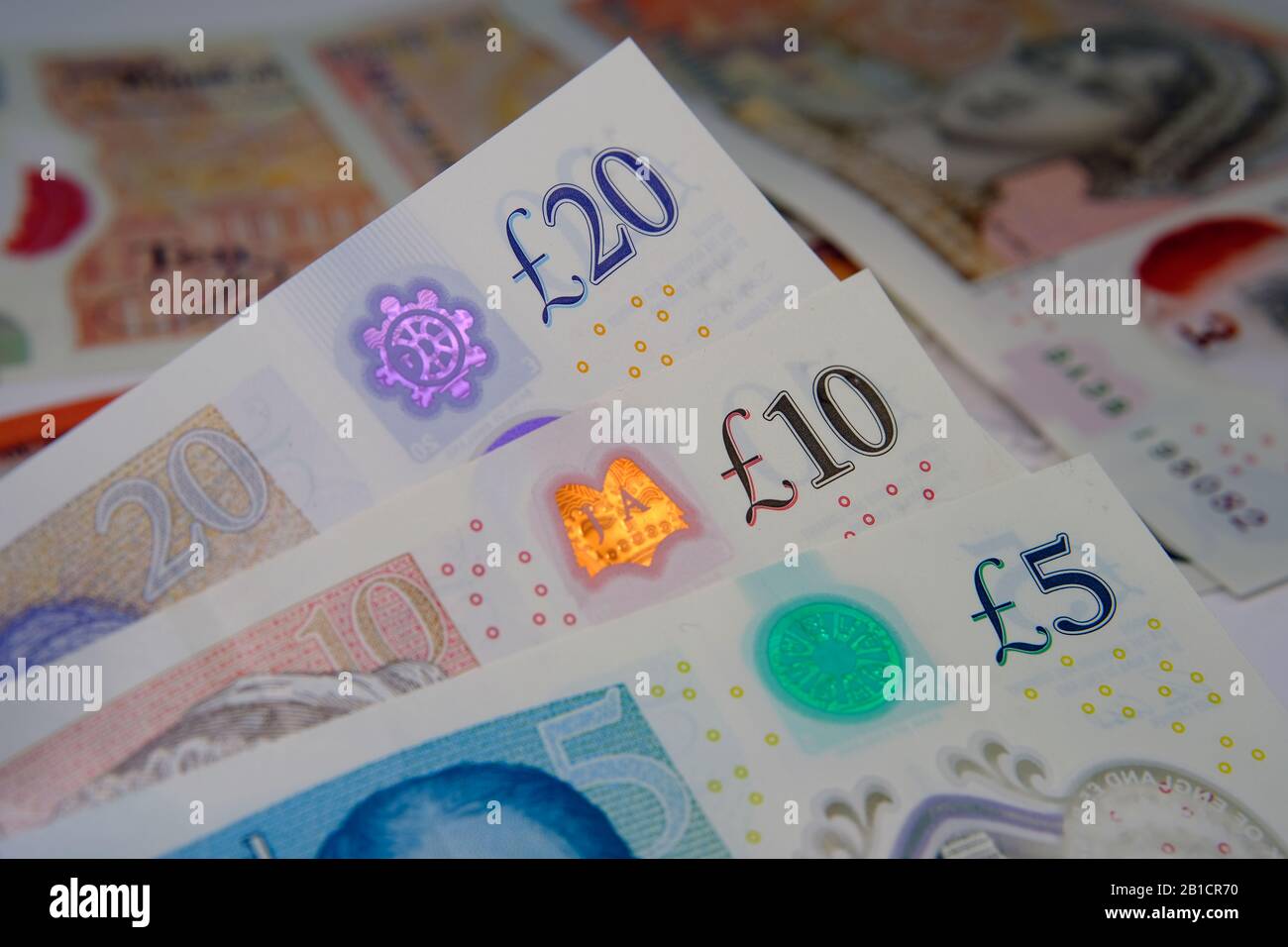 Neues britisches Polymergeld. Die Banknote 5, 10, 20 Sterling Pound Notes, die im Februar 2020 in Großbritannien veröffentlicht wurde. Stockfoto