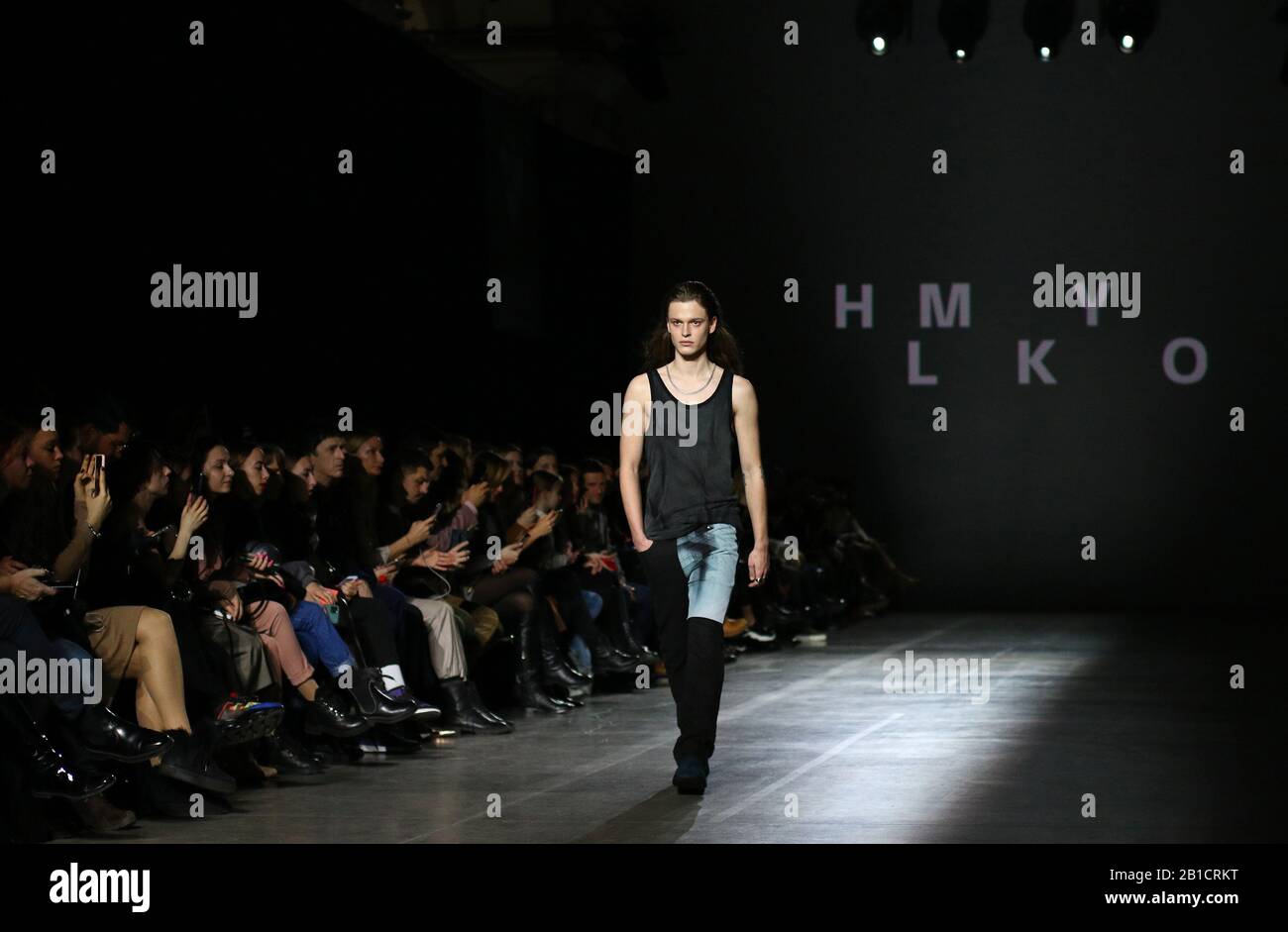 Kiew, Ukraine - 5. Februar 2020: Model präsentiert eine Kollektion von Kleidung des Designers HMYLKO während der 46. Ukrainischen Fashion Week Saison Herbst/Winter 2020/21 im Mystetskyi Arsenal in Kiew Stockfoto
