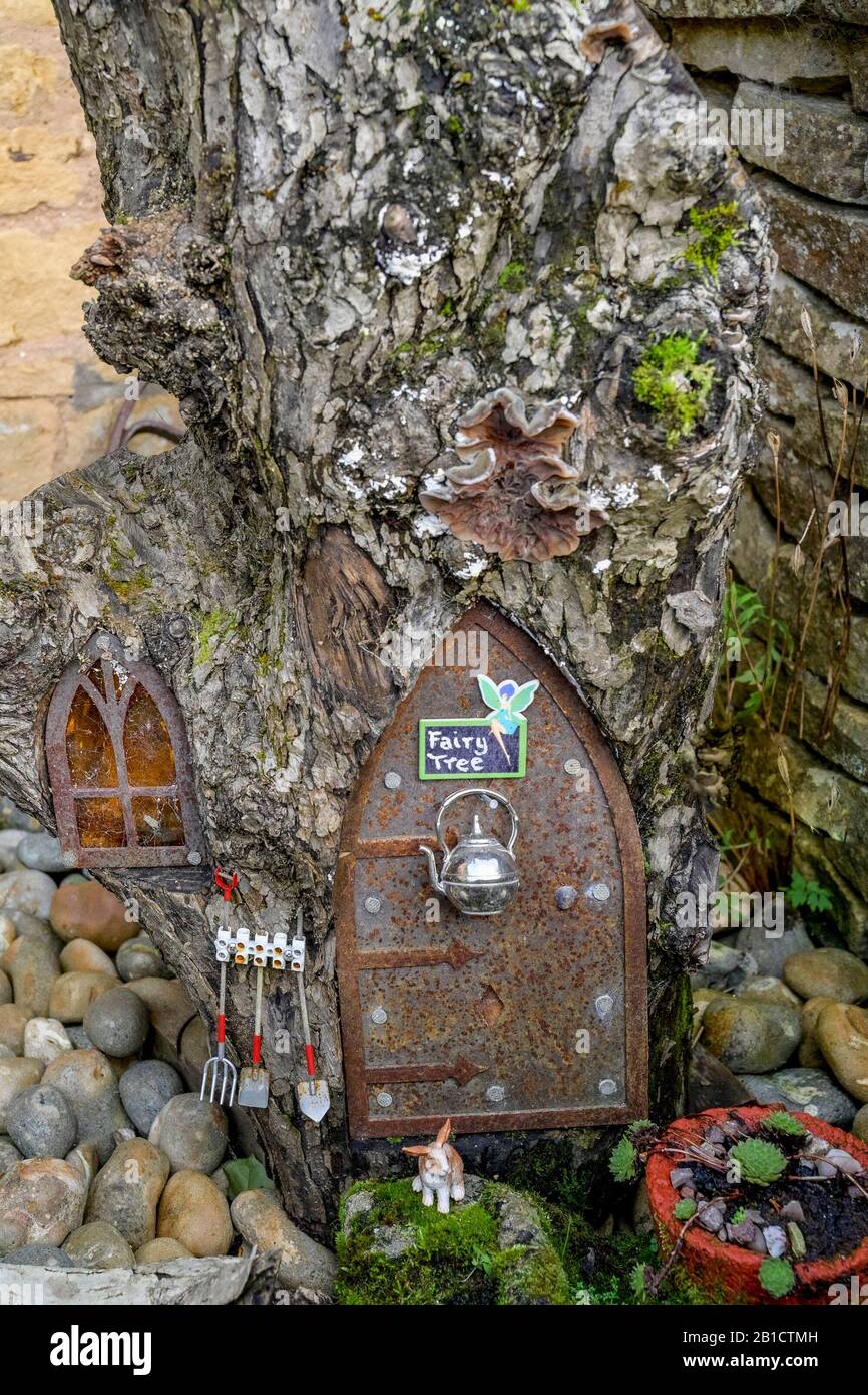 Fee Tree, Fairy House Door, Village of Bourton-on-the-Water, Gloucestershire, England, Großbritannien Stockfoto