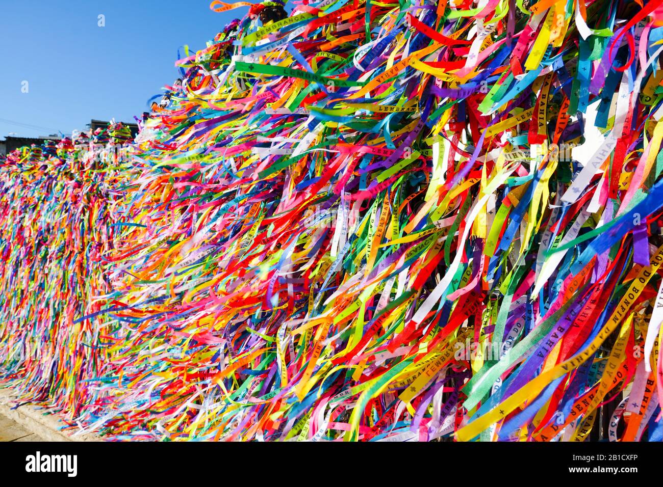 Igreja de Nosso Senhor do Bonfim, eine katholische Kirche in Salvador, Bahia in Brasilien. Berühmter touristischer Ort, an dem Menschen Wünsche machen, während sie die bunten Bänder vor der Kirche binden. Stockfoto