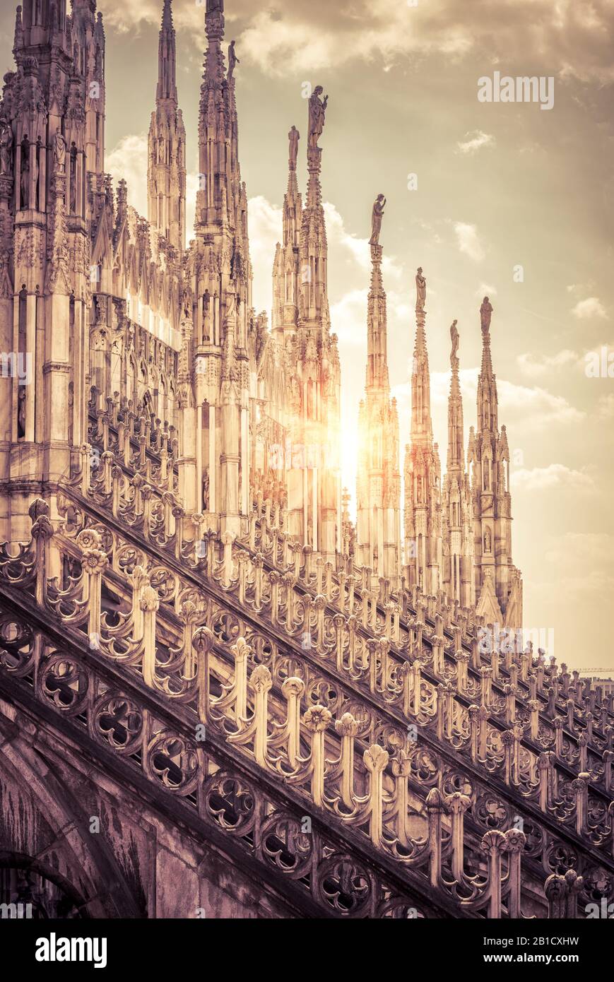 Luxuriöses Dach des Mailänder Doms (Duomo di Milano) in Mailand, Italien. Gotische Pinnacles mit Statuen oben am Mailänder Dom in Sonnenschein. Verschönern Stockfoto