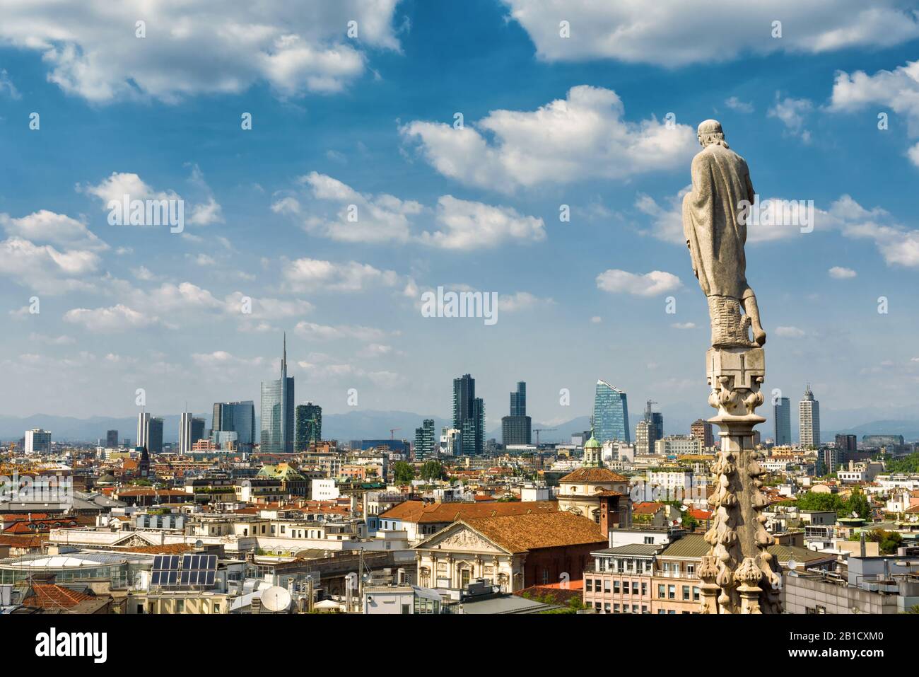 Mailänder Skyline mit modernen Wolkenkratzern im italienischen Geschäftsviertel Porto Nuovo. Panoramaaussicht vom Mailänder Duomo-Dach. Stockfoto