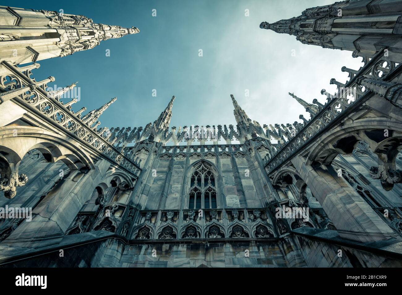 Das Dach des Mailänder Doms (Duomo di Milano) in Mailand, Italien. Der Mailänder Dom ist die größte Kirche Italiens und die fünftgrößte der Welt. Niedrig Stockfoto