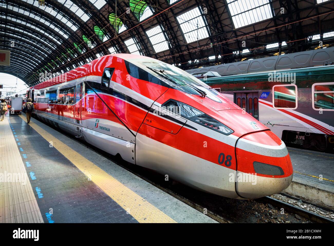 Mailand, Italien - 17. Mai 2017: Moderner Hochgeschwindigkeitszug am Mailänder Hauptbahnhof. Stockfoto