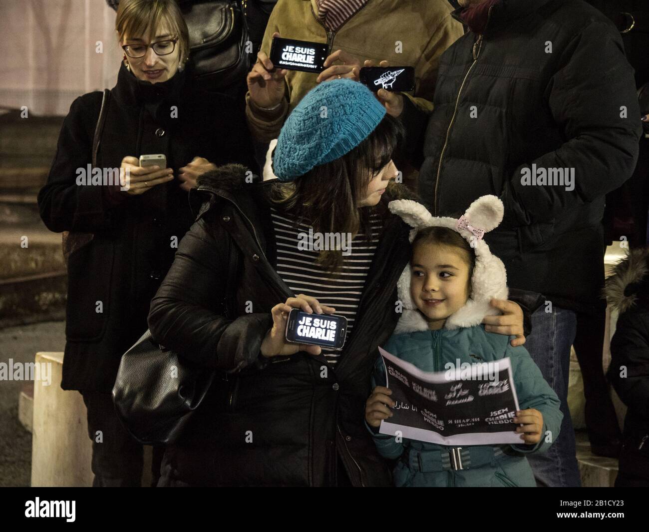 Belgrad, SERBIEN - 10. JANUAR 2015: Mutter und ihre Tochter, die "je suis charlie"-Zeichen auf einem Protest in Erinnerung an die Opfer des Pariser Terroristen halten Stockfoto