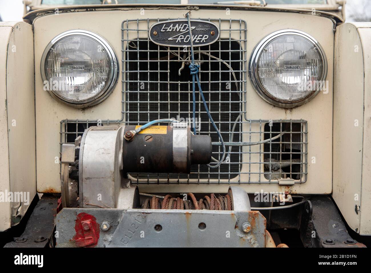 Nahaufnahme des klassischen Land Rover Series Trucks mit ovalem Emblem, Grill und Winde - Asheville, North Carolina, USA Stockfoto